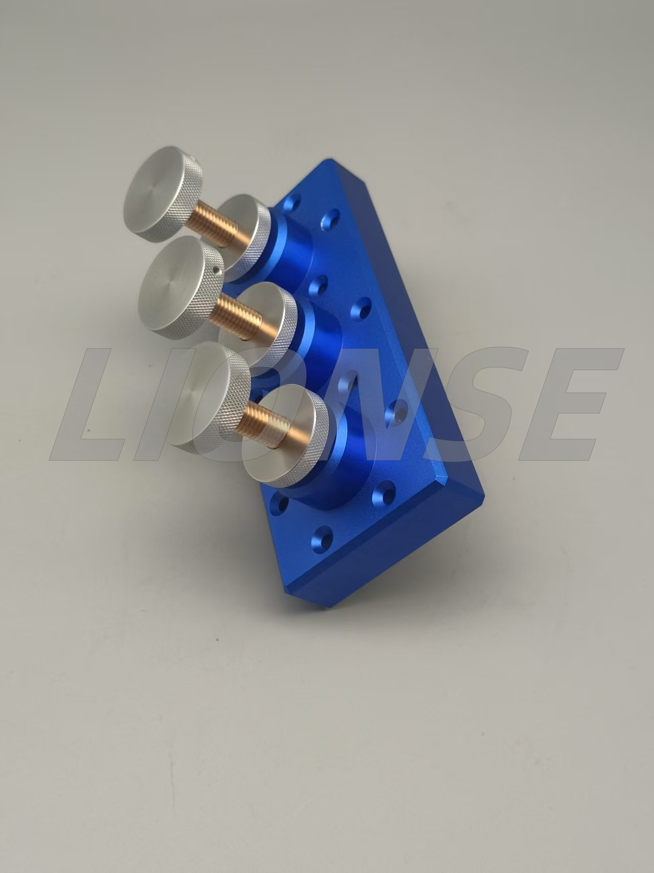 Cad iad na cineálacha agus na buntáistí a bhaineann le anodizing alúmanaim？