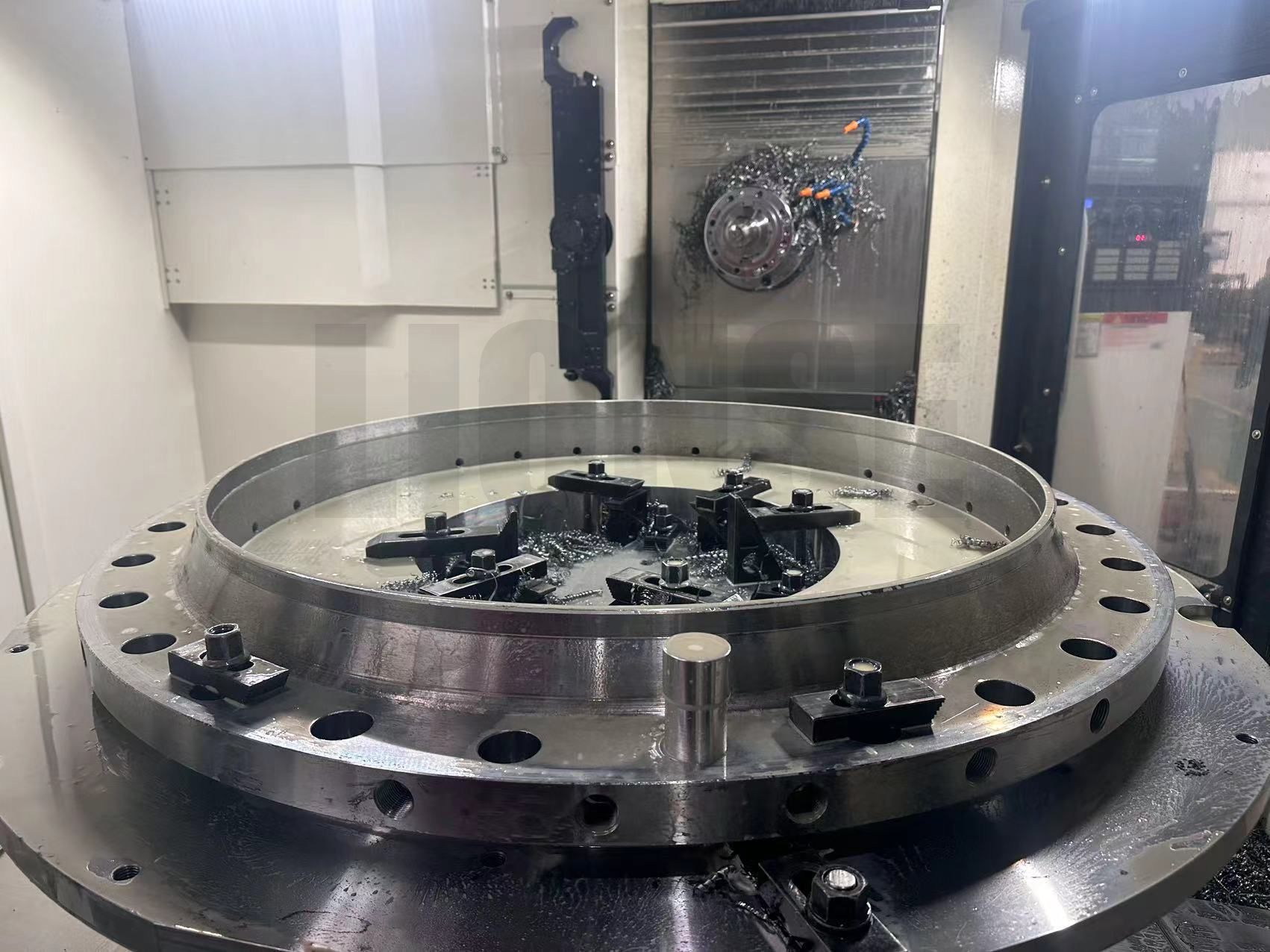 Conas ingearachacht poll a chinntiú nuair a bhíonn flanges trastomhas mór á druileáil?