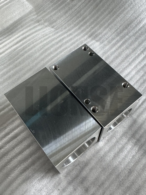 Cén fáth gur fearr uirlisí meaisín próiseála alúmanam agus páirteanna trealaimh?