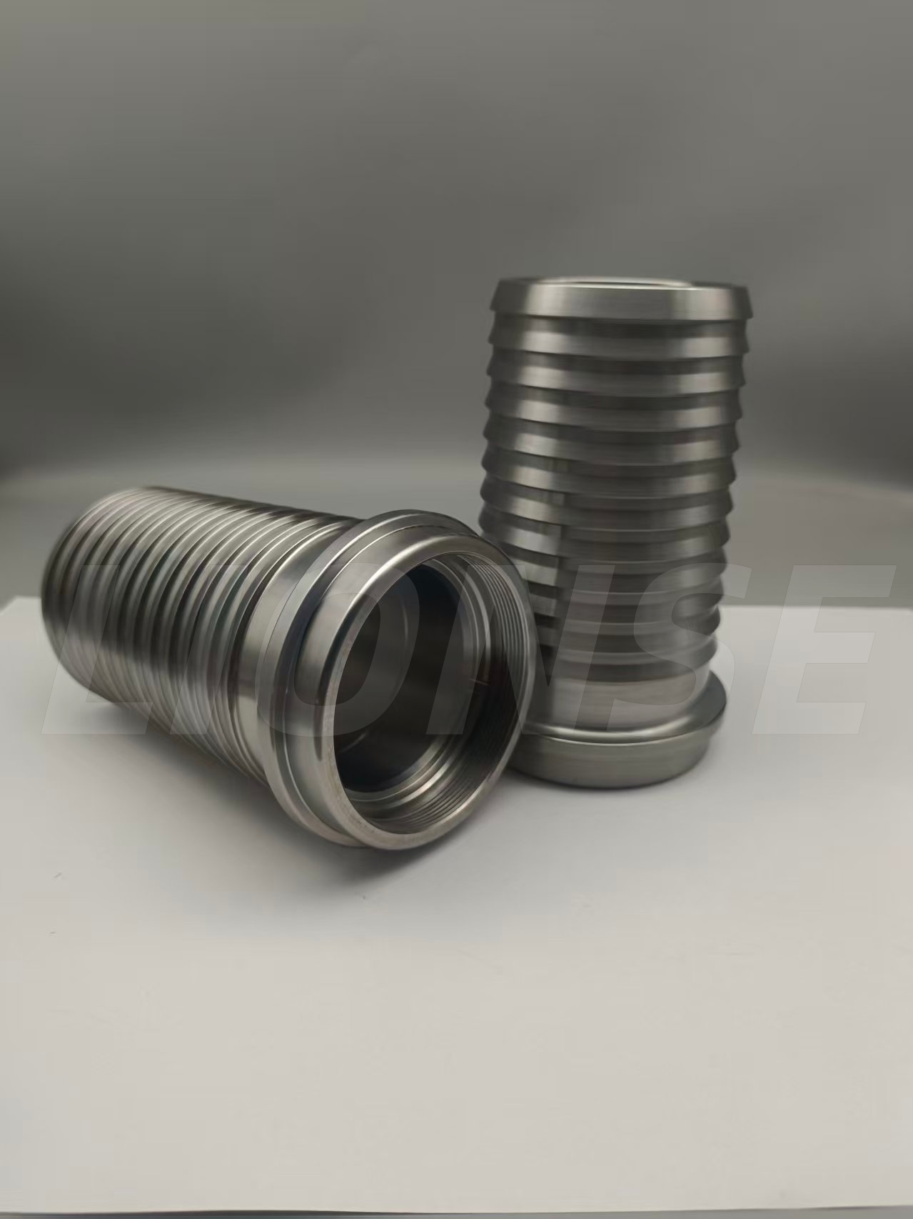 Meaisínithe CNC agus Casadh Páirteanna Cruach Dhosmálta